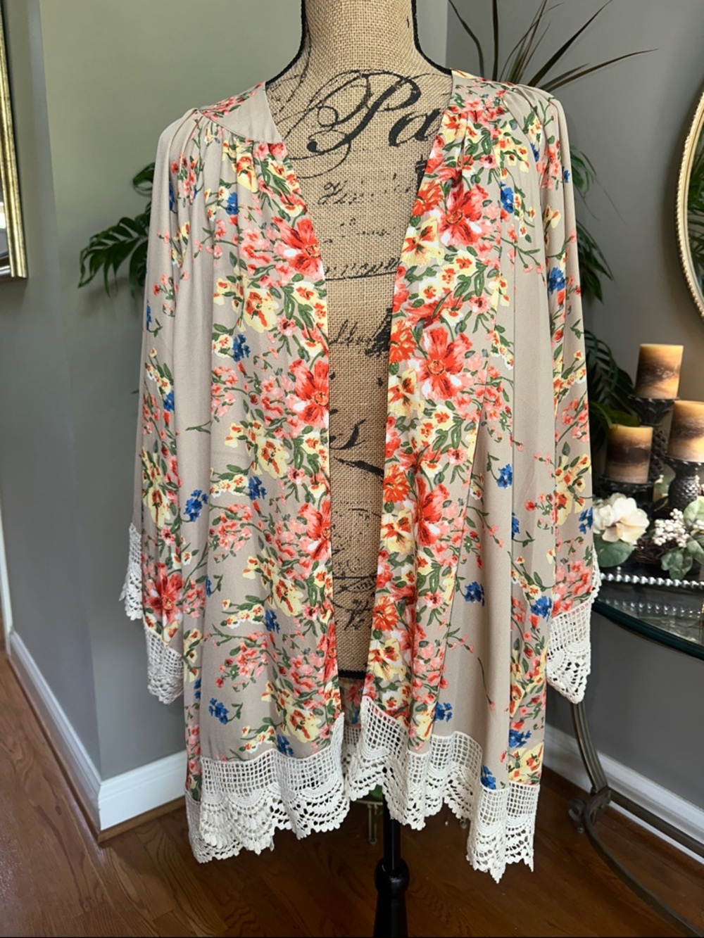 Umgee Beige Floral Crochet-Trim Kimono Cardigan Lace size M/L EUC